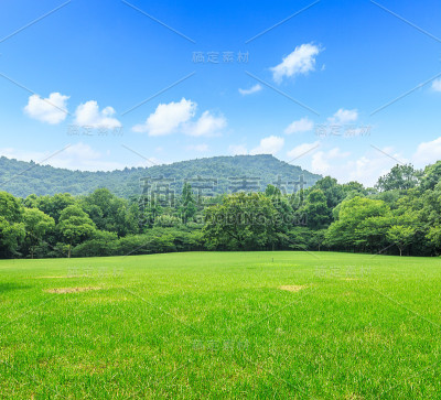 绿油油的草地和美丽的山川自然景观