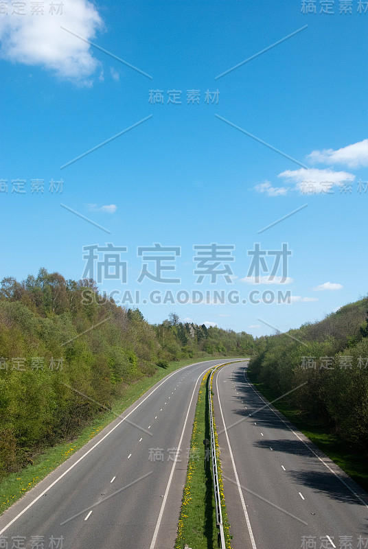 荒凉的高速公路