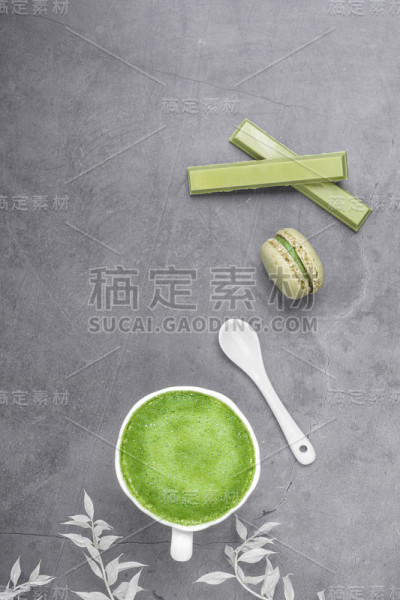 抹茶拿铁加叶子，绿巧克力，杏仁饼干