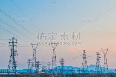 夕阳中的电塔