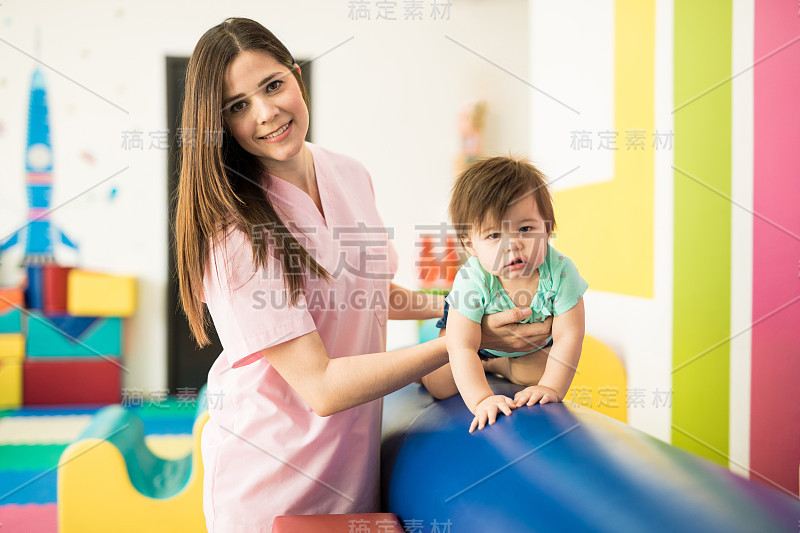 美丽的治疗师与婴儿工作