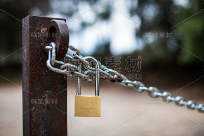 锁和链子在乡下