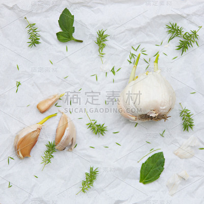 新鲜大蒜与香草