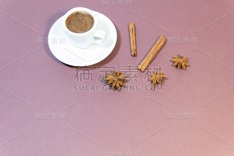 一杯咖啡和茶托，肉桂棒，八角和棕色背景