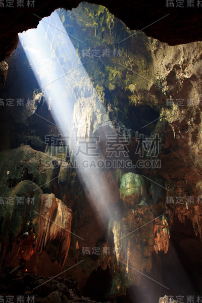 阳光照在山洞里