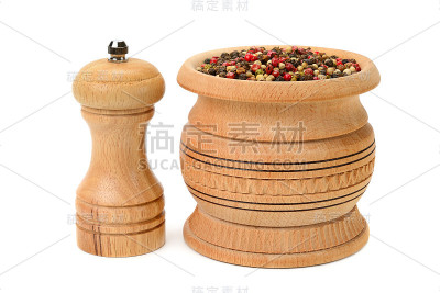 各种各样的胡椒和胡椒磨