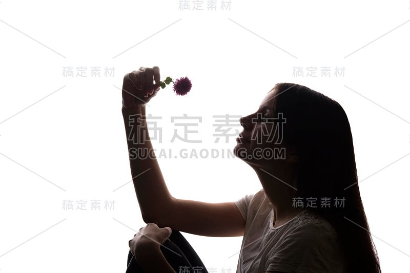 肖像美丽少女手捧花剪影，孤立