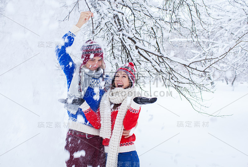 一对夫妇在用雪晃动树枝