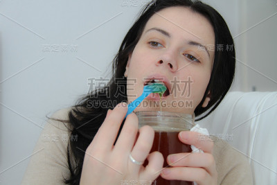 躺在床上的年轻妇女
