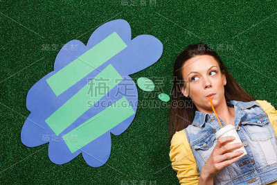 女人边喝咖啡边思考