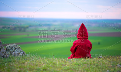 穿着小红帽的小女孩在大自然中
