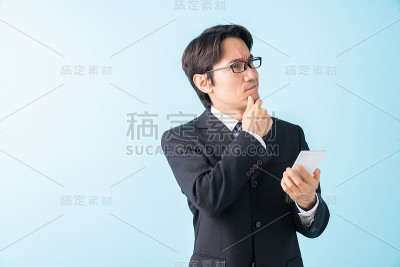 使用智能手机的中年商人会想，