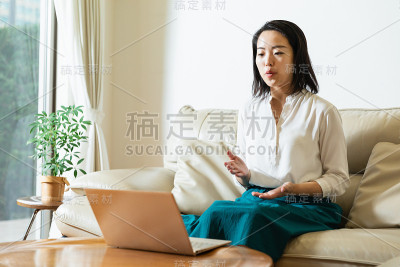 女商人在视频通话中