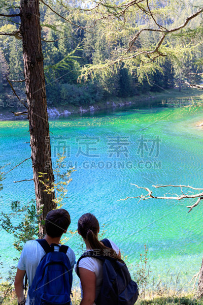 兄妹可以欣赏夜景了