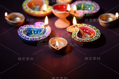 粘土灯盏在排灯节庆祝期间点燃。问候卡设计印度的光节日称为排灯节