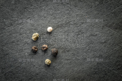 青椒玉米粒在黑石桌上俯视图