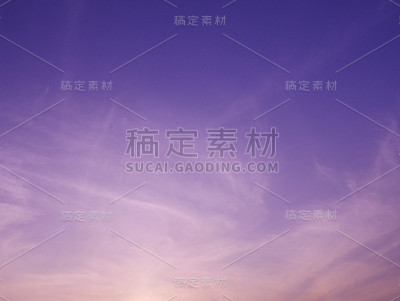 天空有戏剧性的多云日落和太阳