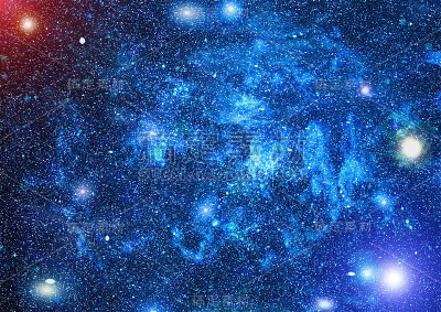 纵览深空全景。满是星星的黑暗夜空。外太空中的星云