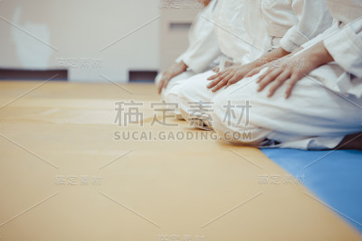 学生们在体育馆里穿着和服