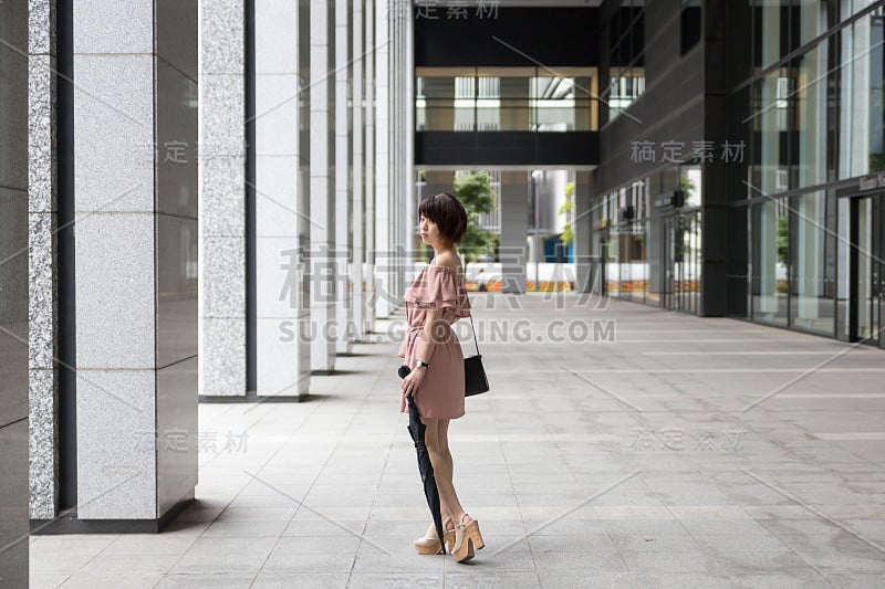 坐在自动扶梯上的可爱日本女人