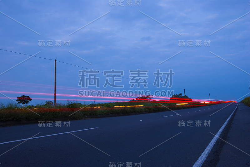 危地马拉高速公路上超速行驶的汽车