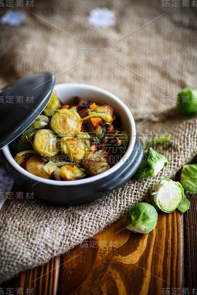 烤球芽甘蓝配蔬菜和豆类