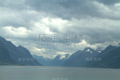 冰岛黑白相间。