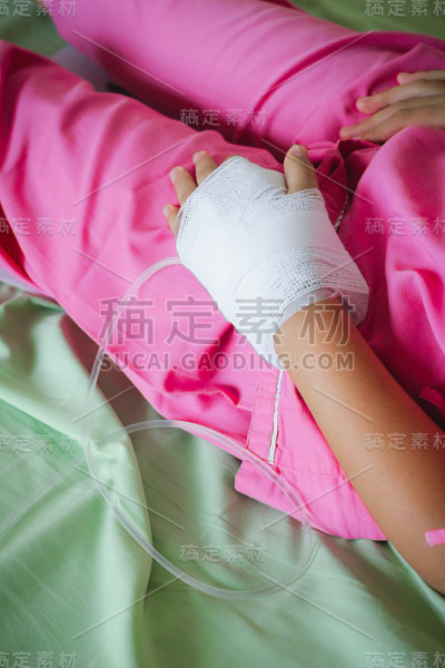 病人正在点滴注射生理盐水，生理盐水