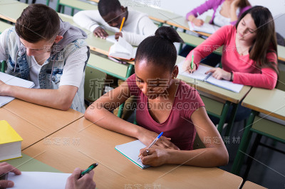 学生们在学校里上课