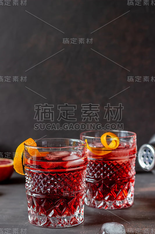 内格罗尼酒鸡尾酒。苦，杜松子酒，苦艾酒，冰。酒吧。菜谱。酒精饮料。