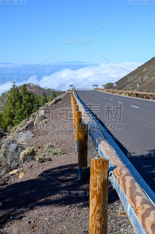 在西班牙加那利的特内里费岛泰德火山上开车