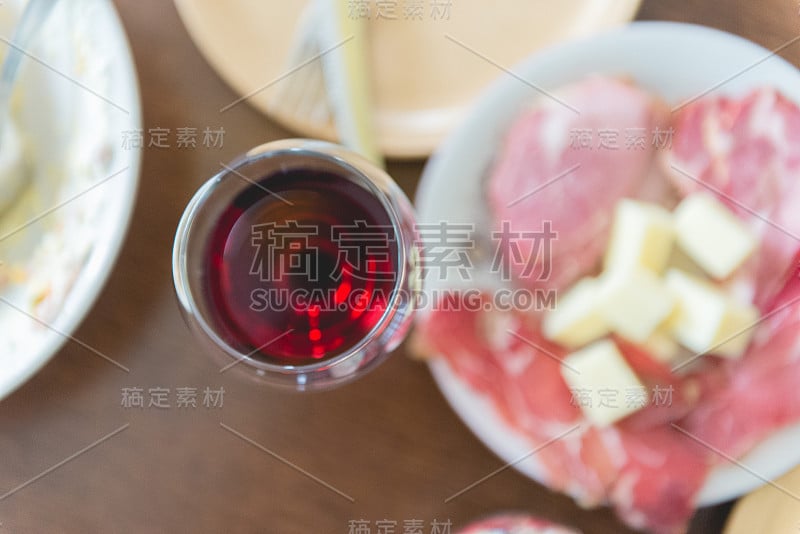 葡萄酒、奶酪和熏火腿