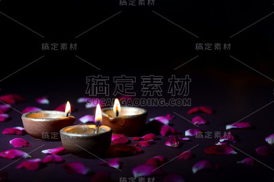 粘土灯盏在排灯节庆祝期间点燃。问候卡设计印度的光节日称为排灯节