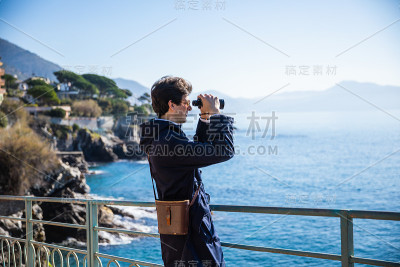 海边探险的人