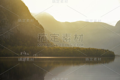 山和阳光。
