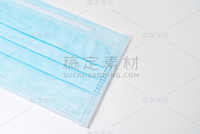 带橡胶耳带的外科口罩。典型的三层外科口罩，用以覆盖口鼻。防止细菌滋生。保护的概念。