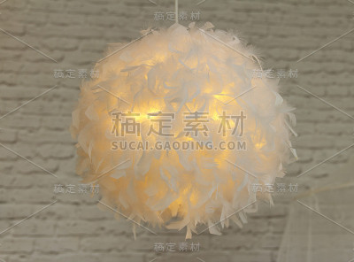 用白色羽毛制成的现代灯