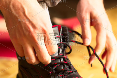 系鞋带的年轻人