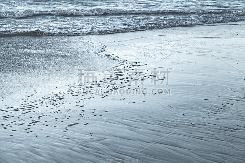 潮湿的沙滩和海水