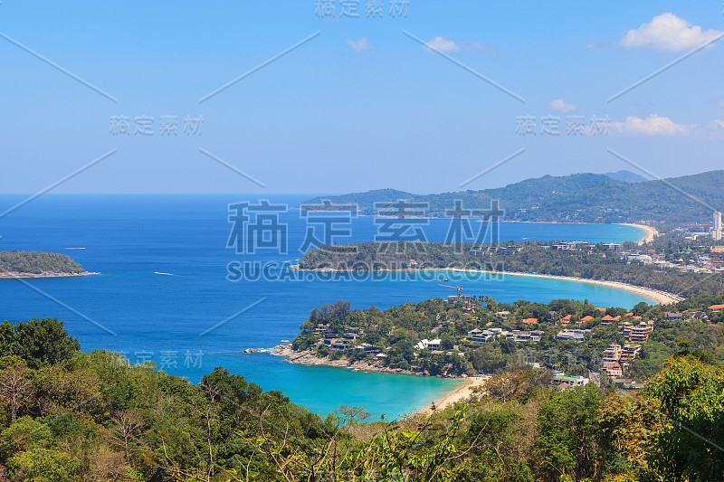 风景的卡伦和卡塔海滩与蓝天背景