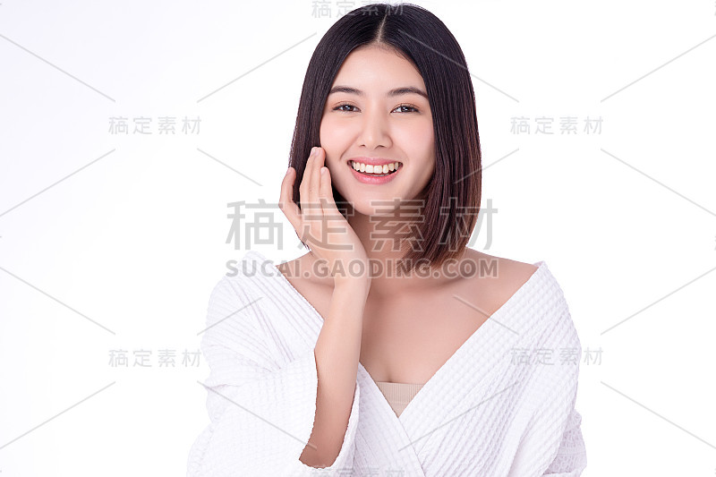 肖像美丽年轻的亚洲女人干净清新裸露的皮肤概念。亚洲女孩美容面部护肤保健，面部护理，完美肌肤，自然妆容