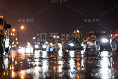 雨天在城市的夜晚