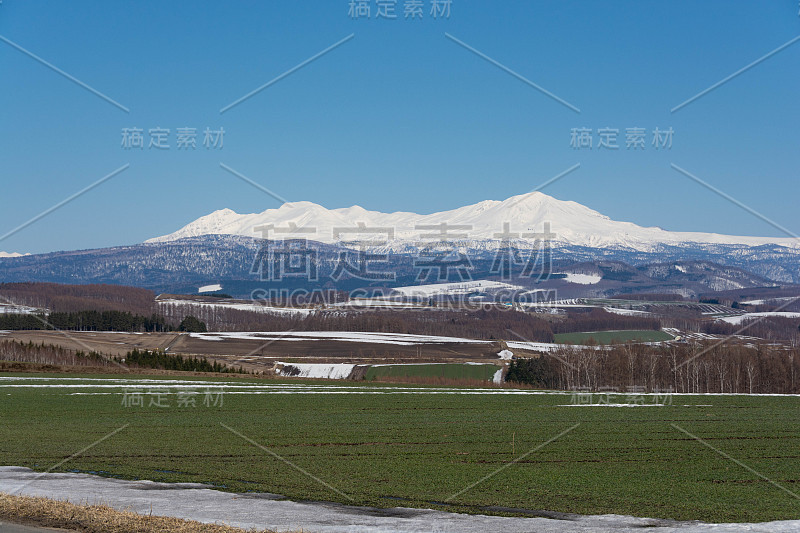 田野里还残留着积雪和雪山