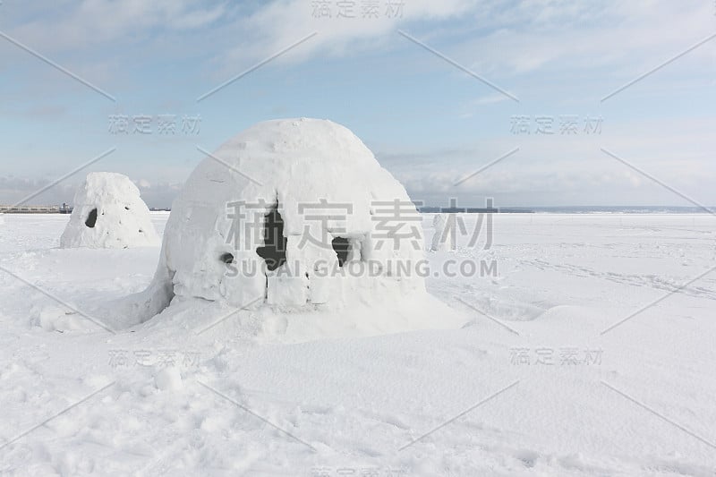 冬季，俄罗斯新西伯利亚的一座冰屋建在一个积雪的水库上