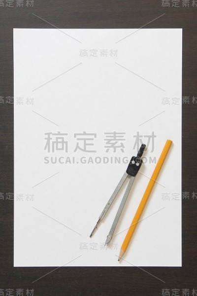 模板的白纸，分配器和铅笔上深色翁吉色木制背景