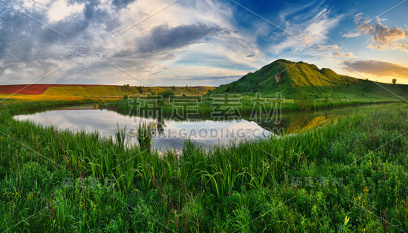 黎明时分，山谷中一条风景如画的河流。安静的早晨。春天的风景