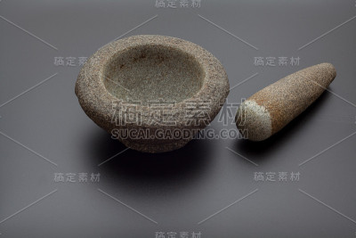 研钵和杵是自古以来在厨房里用来将配料或物质压碎研磨成细糊状或粉末的工具