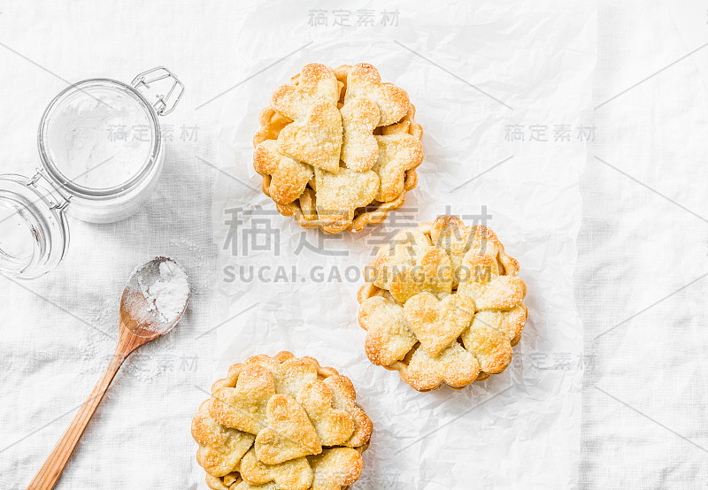 平铺酥脆的酥皮苹果馅饼，在轻的背景，俯视图。情人节烘焙