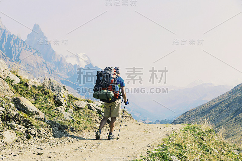 勃朗峰之旅是一个独特的徒步旅行，围绕勃朗峰大约200公里，可以在7到10天之间完成，途经意大利，瑞士