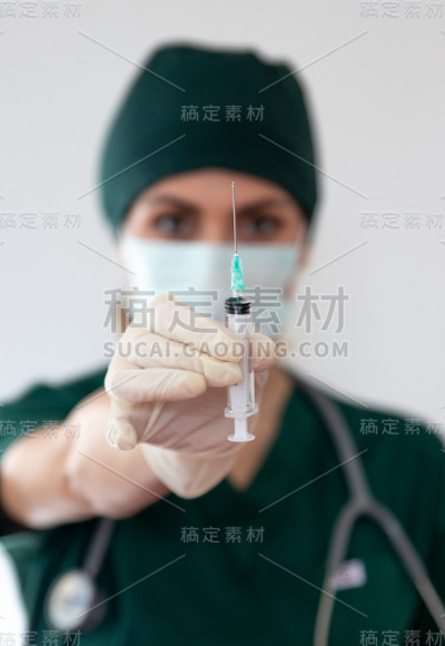 女医生或护士接种疫苗的肖像